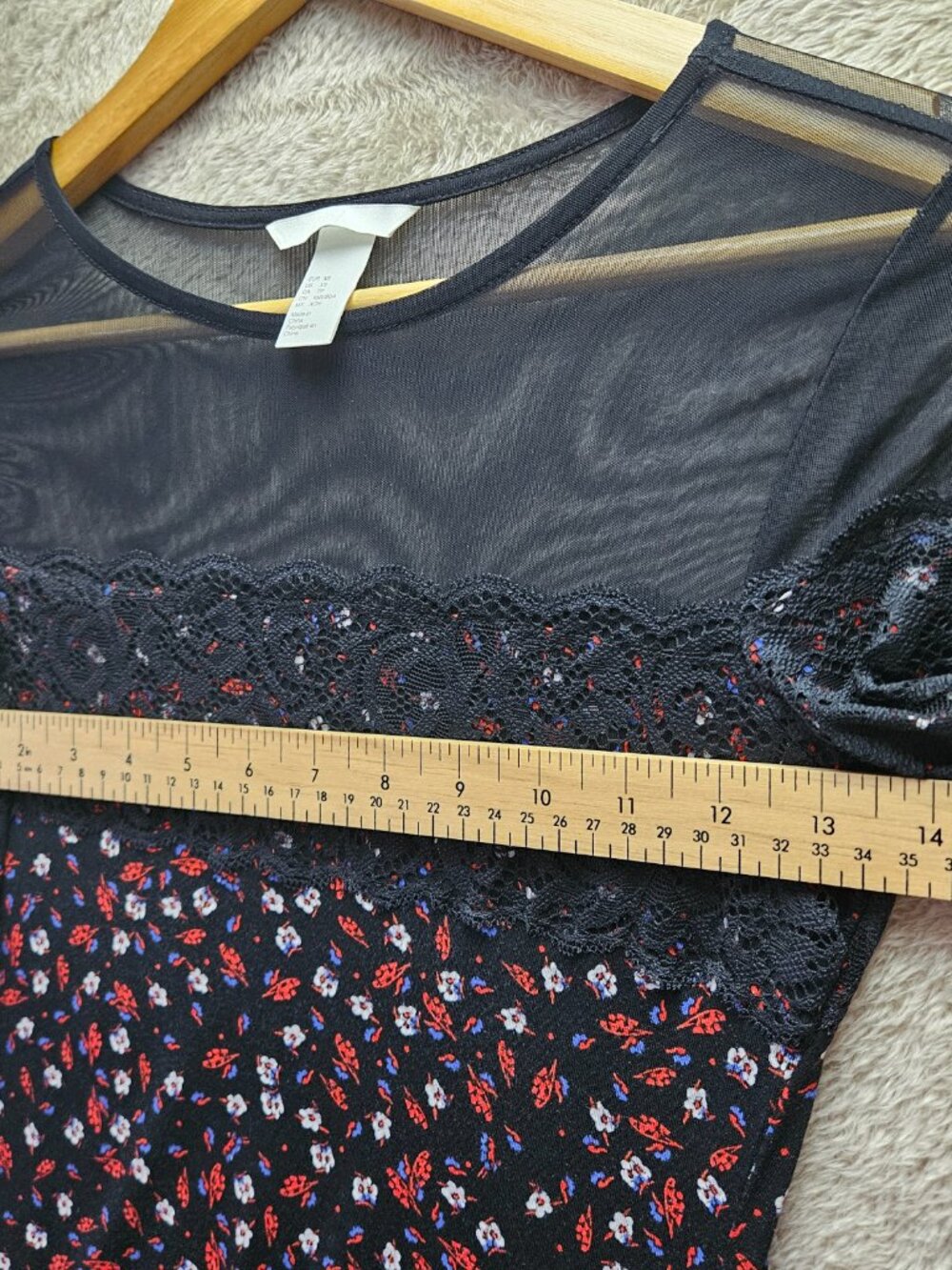 H&M Floral Print Short-Sleeve Top wtih Black Mesh Neckline Lace Detailing Size 0 - Picture 6 of 6